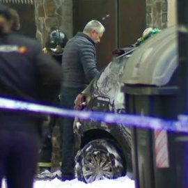 Los agentes con el coche calcinado. / Imágenes de la Televisión Canaria