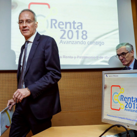 El director general de la Agencia Estatal de Administración Tributaria (AEAT), Jesús Gascón Catalán (i), junto al director del departamento de Gestión Tributaria, Gonzalo David García de Castro (d), presentan la Campaña de Renta 2018. EFE/E