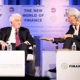 La directora gerente del Fondo Monetario Internacional (FMI), Christine Lagarde (d), y el presidente de la Cámara de Comercio de Estados Unidos, Tom Donohue (i), durante una conferencia celebrada en Washington. EFE/ Stephen Jaffe