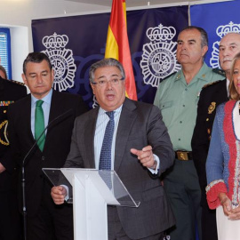 El ministro del Interior, Juan Ignacio Zoido, con representantes de la Junta de Andalucía, Marbella y miembros de la Guardia Civil en Algeciras / EFE