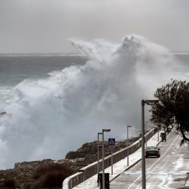 Una ola rompe este lunes en el municipio menorqués de S'Algar. El temporal ha activado diversas alertas de la Aemet por fenómenos meteorológicos adversos. La alerta naranja por fenómenos costeros se extenderá hasta mañana, con olas de 7 met