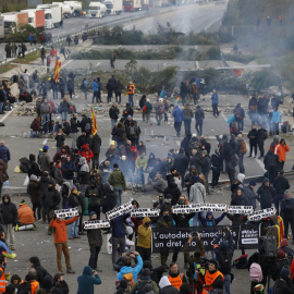 Simpatizantes del movimiento bloquean la AP-7 en diferentes puntos de Girona. / Reuters