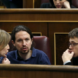 Tania Sánchez en el Congreso junto a Pablo Iglesias e Iñigo Errejón. EFE