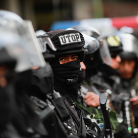 Miembros de las fuerzas de seguridad durante las protestas en La Paz de estos días. / Reuters