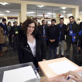 10/11/2019.- La presidenta de la Comunidad de Madrid, Isabel Díaz Ayuso, vota en el Instituto Lope de Vegapara las elecciones generales que se celebran este domingo. EFE/ Javier López Hernández