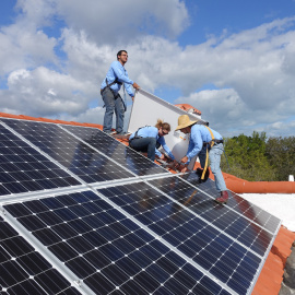 Una instalación de paneles solares sobre tejado. AFP