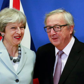 El presidente de la Comisión Europea, Jean-Claude Juncker recibe a la primera ministra británica, Theresa May.- EFE