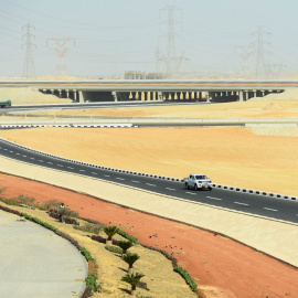 Varios vehículos en carreteras de nueva construcción en la nueva capital administrativa de Egipto, ubicada a 45 kilómetros al este de El Cairo. - MOHAMED EL-SHAHED / AFP