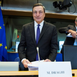 El presidente del BCE, Mario Draghi, antes de iniciar su comparecencia ante la Comisión de Asuntos Económicos y Monetarios del Parlamento Europeo, en Bruselas. REUTERS/Yves Herman