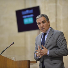 Elías Bendodo, consejero de la presidencia, en el Parlamento de Andalucía.