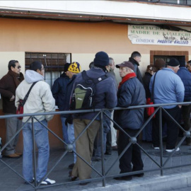 Colas en la puerta de un establecimiento de Cáritas. - EFE