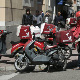 Un repartidor de un establecimiento de Telepizza, a punto de coger su moto. REUTERS/Andrea Comas