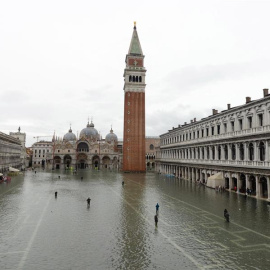 La Plaza de San Marcos, inundada este domingo. / EFE/Andrea Merola