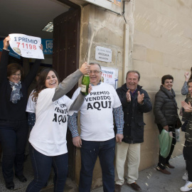 Varias personas celebran un premio de Lotería. E.P.