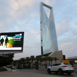 Una valla publicitaria muestra un anuncio de Saudi Aramco en las calles de Riad, Arabia Saudí. REUTERS/Ahmed Yosri