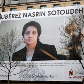 Nasrin Sotoudeh, en un cartel en el centro dee París. | REUTERS