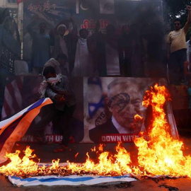 Partidarios de la Organización Imamia, un cuerpo de musulmanes chiitas, asisten a una manifestación contra Israel y los recientes disparos a palestinos en Gaza, en Karachi (Pakistán), hoy, 16 de mayo de 2018. EFE/ Arshad Arbab