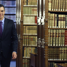 El presidente del Gobierno, Pedro Sánchez, durante la visita a la sede de la RAE. EFE/Javier Lizón