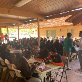 Comedor del albergue lleno de migrantes que llegan a Arizona. / Iglesia Cristiana El Buen Pastor