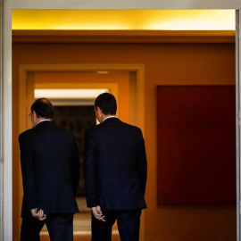 El líder del PSOE, Pedro Sánchez, junto al presidente del Gobierno, Mariano Rajoy, durante su encuentro en Moncloa. EFE