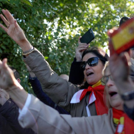 Un grupo de franquistas se concentra en el acceso del cementerio de El Pardo-Mingorrubio. - EFE