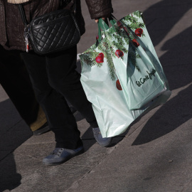 Una mujer con bolsas de El Corte Inglés, con sus compras navideñas. E.P./ Eduardo Parra