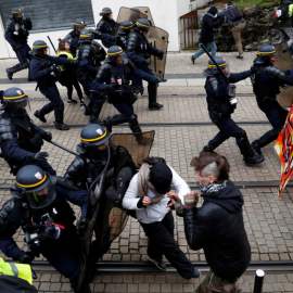 En el primer aniversario de la protesta de los chalecos amarillos en Francia, miembros de la Policía se enfrentan con manifestantes./ Stephane Mahe (REUTERS)- Nantes