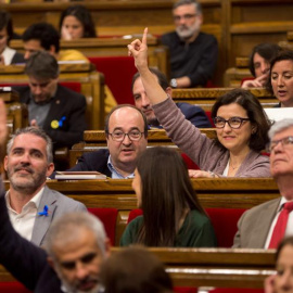 Varios diputados catalanes, ayer durante el pleno en el Parlament. /EFE