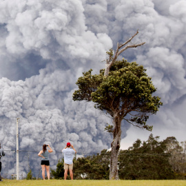 La gente mira la ceniza del volcán Kilauea en Hawai. REUTERS