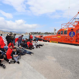 Varias personas migrantes rescatadas por Salvamento Marítimo, en el puerto de Algeciras.- EFE/ A.carrasco Ragel