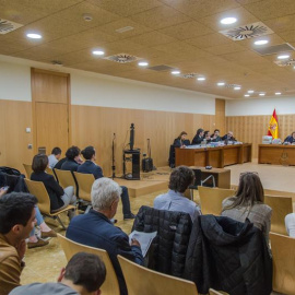 El creador de la web Seriesyonkis, Alberto García Sola (a la dcha en la primera fila), en el juicio celebrado contra él en Murcia este lunes. A su lado, Jordi Tamargo (2d), Alexis Oepfner (i) y David Martínez (2i). EFE/Cristóbal Osete