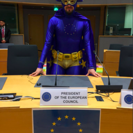  El Capitán Europa,@captain_europe, imagen de marketing de la UE que no refleja la realidad en la que vive la mayoría de la gente.