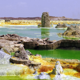 Charcas hiperácidas, hipersaladas y calientes en el campo geotermal de Dallol (Etiopía). A pesar de la presencia de agua líquida, este sistema multiextremo no permite el desarrollo de la vida, según un nuevo estudio. El color amarillo verdo