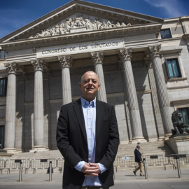 El diputado socialista, Odon Elorza, delante del Congreso de los Diputados, tras su entrevista con 'Público'. FERNANDO SÁNCHEZ