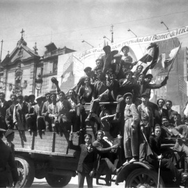 En la imagen: Manifestantes republicanos muestran su alegría en la confluencia de las madrileñas calles de Alcalá y Gran Vía, el 14 de abril de 1931. En vídeo: las imágenes de las celebraciones de la proclamación de la Segunda República, el