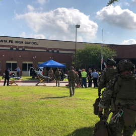 Varios miembros de las fuerzas de seguridad se aproximan al instituto de Santa Fe, en Texas. (REUTERS)