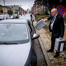 Una pareja de ancianos deposita sus votos desde el coche para evitar el contagio de covid-19 durante las elecciones locales de Dinamarca. - Mads Claus Rasmussen / EFE / EPA