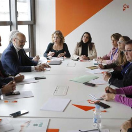 La portavoz del Ciudadanos en el Congreso, Inés Arrimadas (c, dcha), y la portavoz de Educación de este grupo parlamentario, Marta Martín (c, izda.), se reúnen con las asociaciones relacionadas con la escuela concertada -Canae, Concapa, Uso