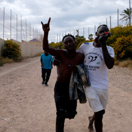  Varios migrantes se dirigen al Centro Temporal de Inmigrantes (CETI), mientras celebran el salto de la valla de Melilla, a 24 de junio de 2022, en Melilla (España). ANTONIO RUIZ / Europa Press