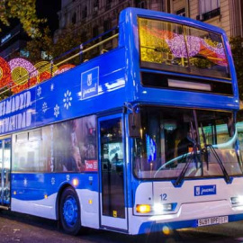 Un autobús de Naviluz, cuando estaba gestionado por la EMT, por el centro de Madrid.