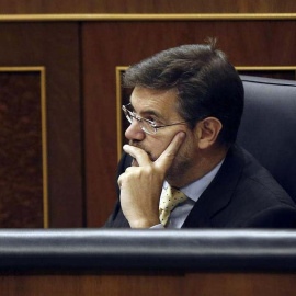 El ministro de Justicia, Rafael Catalá, durante el pleno del Congreso de los Diputados. / PACO CAMPOS (EFE)