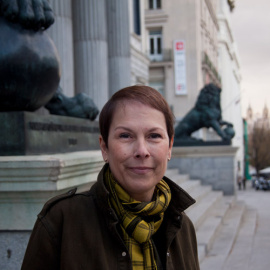 La diputada y candidata de Geroa Bai a la presidencia de Navarra, Uxue Barkos, en la puerta del Congreso. JAIRO VARGAS