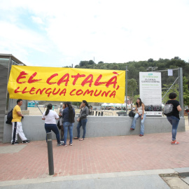 L'entrada al concert de Ciutat Meridiana amb l'eslògan de la campanya de Plataforma per la Llengua.