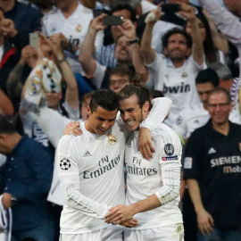 Cristiano y Bale celebran el gol del galés al Manchester City. Reuters / Juan Medina