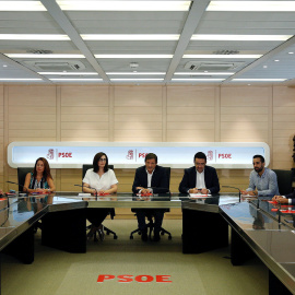 Imagen de la primera reunión de la Comisión Gestora del PSOE, con su presidente en el centro, Javier Fernandez. REUTERS/Sergio Perez