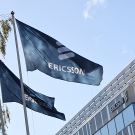 Banderas con el logo de Ericsson ante la sede de la compañía tecnológica en Estocolmo. REUTERS