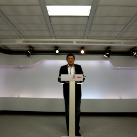 El presidente de la Comisión Gestora del PSOE, Javier Fernández, en la rueda de prensa posterior a la primera reunión de este órgano. REUTERS