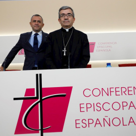 El secretario general de la Conferencia Episcopal , Luis Argüello, y el vicesecretario para asuntos económicos, Fernando Giménez Barriocanal, durante la rueda de prensa tras la reunión de la Asamblea Plenaria. EFE/David Fernández