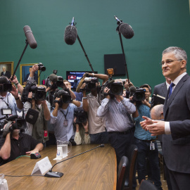 El presidente del Grupo Volkswagen (VW) en Estados Unidos, Michael Horn, a su llegada al Comité de Energía y Comercio de la Cámara de Representantes en Washington para testificar por el escádalo del engaño en los motores diesel contaminante