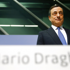 El presidente del BCE, Mario Draghi, a su llegada a la rueda de prensa tras la reunión del consejo de gobierno de la entidad, en la que se ha decidido la puesta en marcha de un programa de compra de deuda soberana. REUTERS/Kai Pfaffenbach